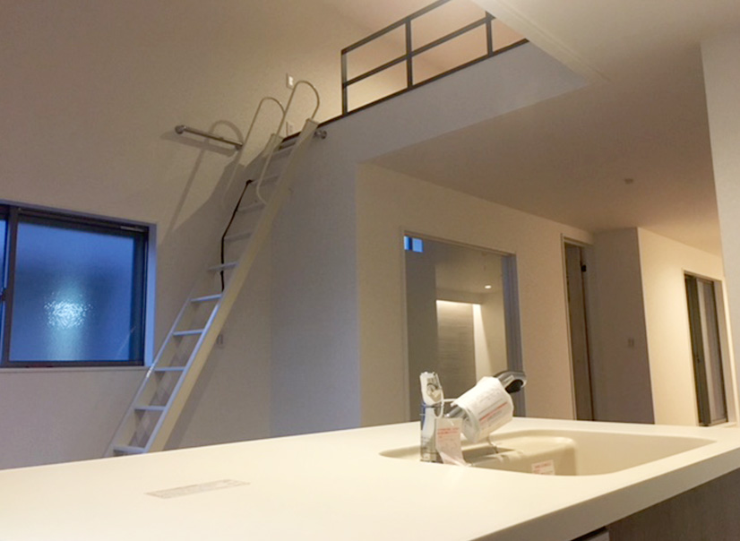 スッキリした室内空間でリラックスタイムを過ごす